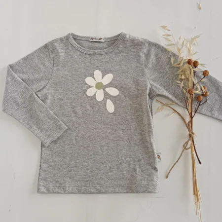 remera bebe margarita gris